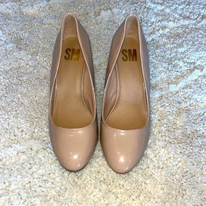 Tan glossy heels